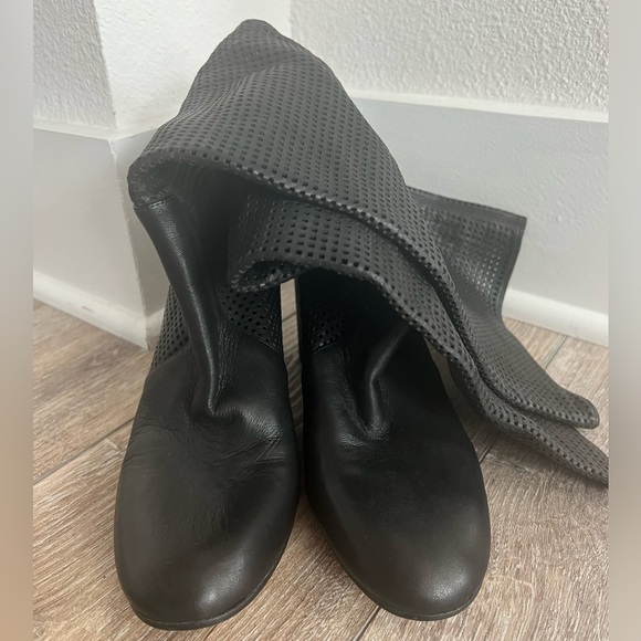 Vince Camuto Secillia Perforated Black Leather Tall Heeled Boots 7.5, 38 - Picture 2 of 3
